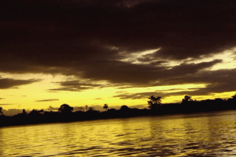 Ver Venezuela y maravillarse de Delta del Orinoco al anochecer