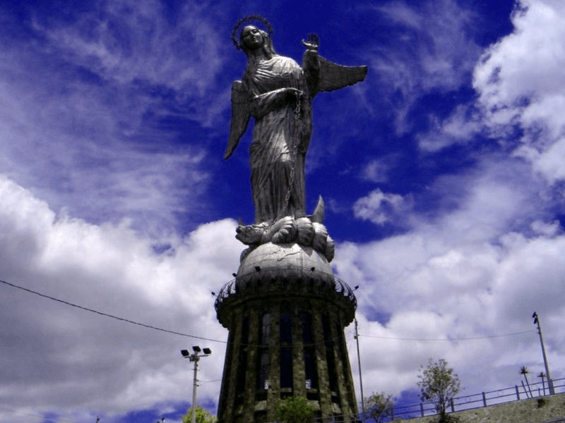 Conocer Ecuador y maravillarse de Loma del Panecillo