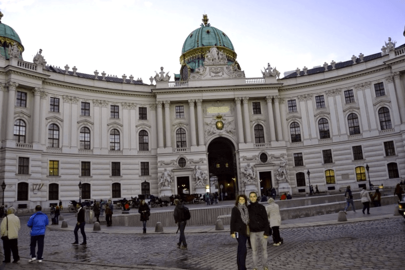Ver Austria y maravillarse de Palacio de Hofburg al anochecer