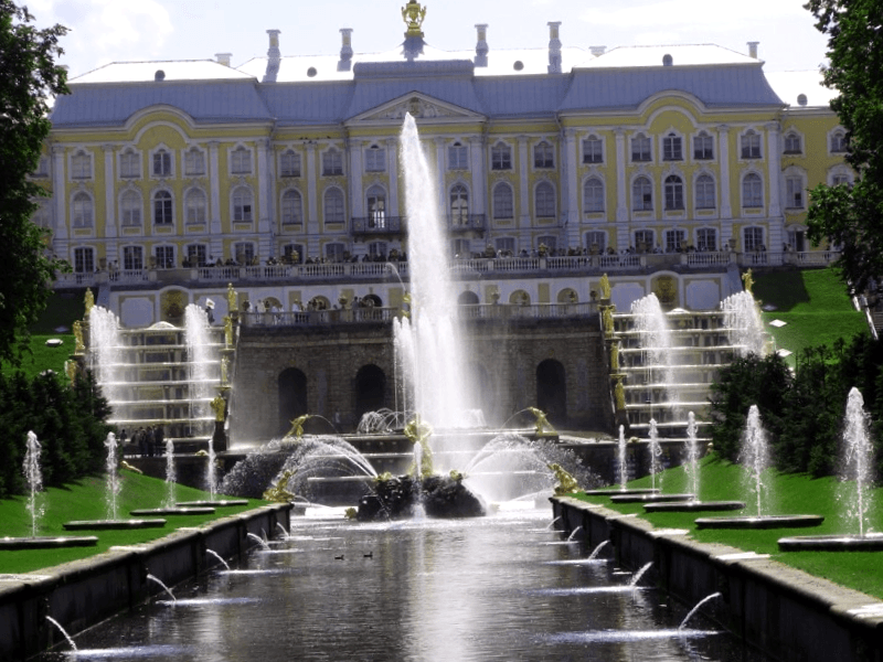 Visitar Rusia y maravillarse de Palacio de Peterhof