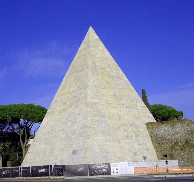 Visitar Italia y descubrir de Piramide de Cestia
