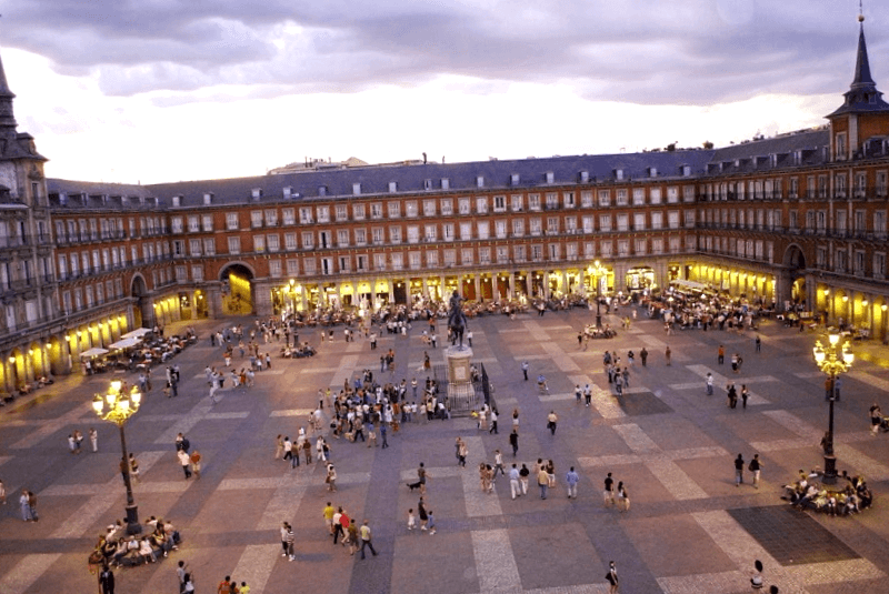 Visitar España y maravillarse de Plaza Mayor