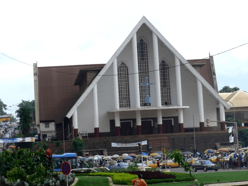 Ver Camerun y maravillarse de Catedral de Yaounde