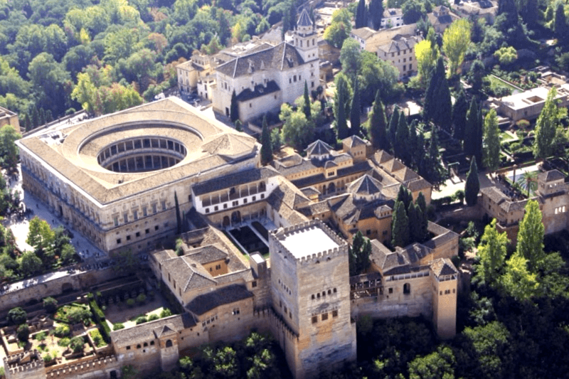 Visitar España y descubrir de Palacio de Carlos V y Patio de los Arrayanes