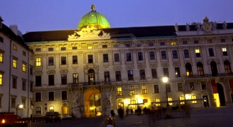Palacio de Hofburg al anochecer que ver