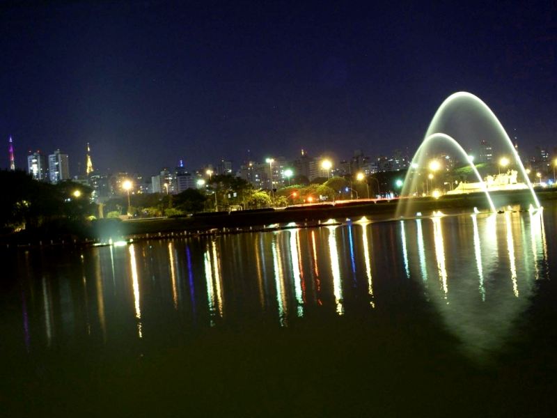 Conocer Brasil y maravillarse de Parque Ibirapuera de noche