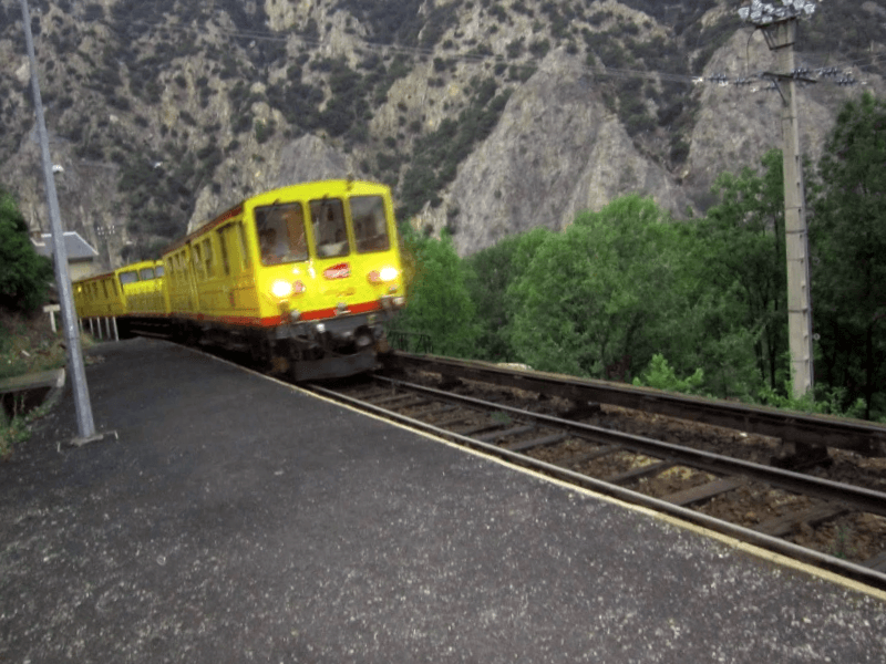 Tren amarillo que visitar