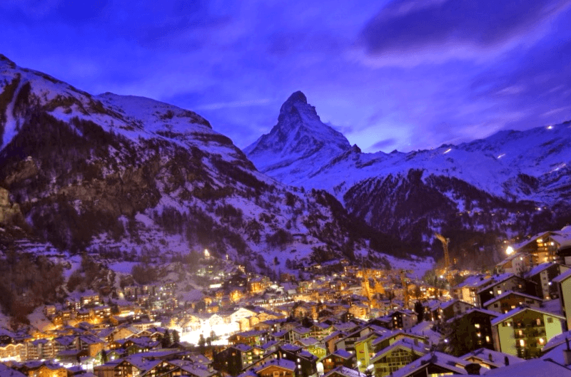 Ver Suiza y maravillarse de Zermatt al anochecer